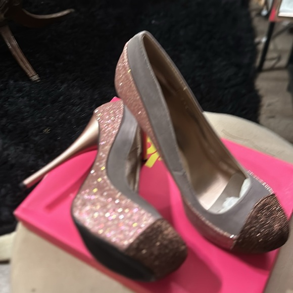 Ladies stilettos - Picture 3 of 3